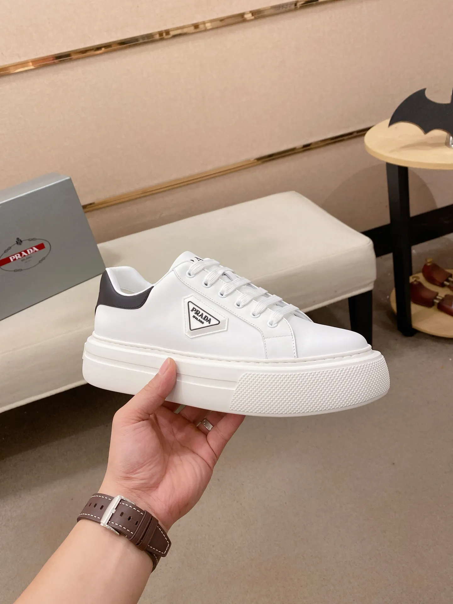 Men's shoes 💰 580💰 ✔️✔️✔️High version High-quality new PRADA (Prada) counters are launched simultaneously, new men's shoes, 😘fabrics are selected from first-layer cowhide fabrics. Lining: Imported cowhide leather lining. 👍🏿High-end☄️Open-molded non-slip rubber outsole, exquisite lines, simple and elegant, comfortable and high-end for leisure travel. Code number: 38 to 45